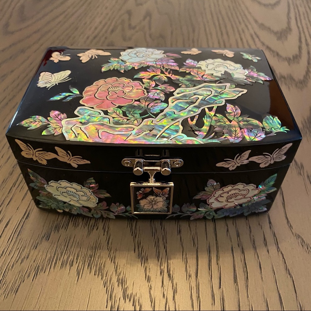 New jewelry box with mirror